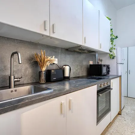 New 4-bedroom Apartment, Steps From The Promenade By Sf Homes *